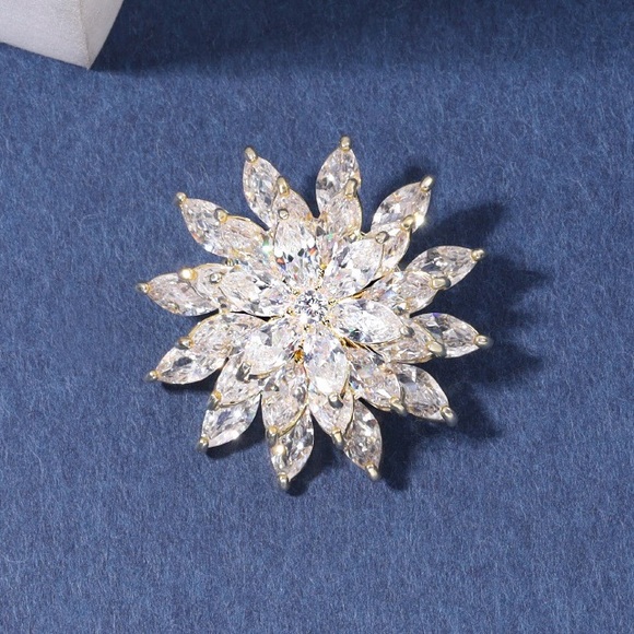 Snowflake Brooch Rotatable Brooch Zircon Snowflake Pin - Picture 5 of 9